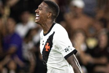 Robert Renan comemora gol pelo Vasco