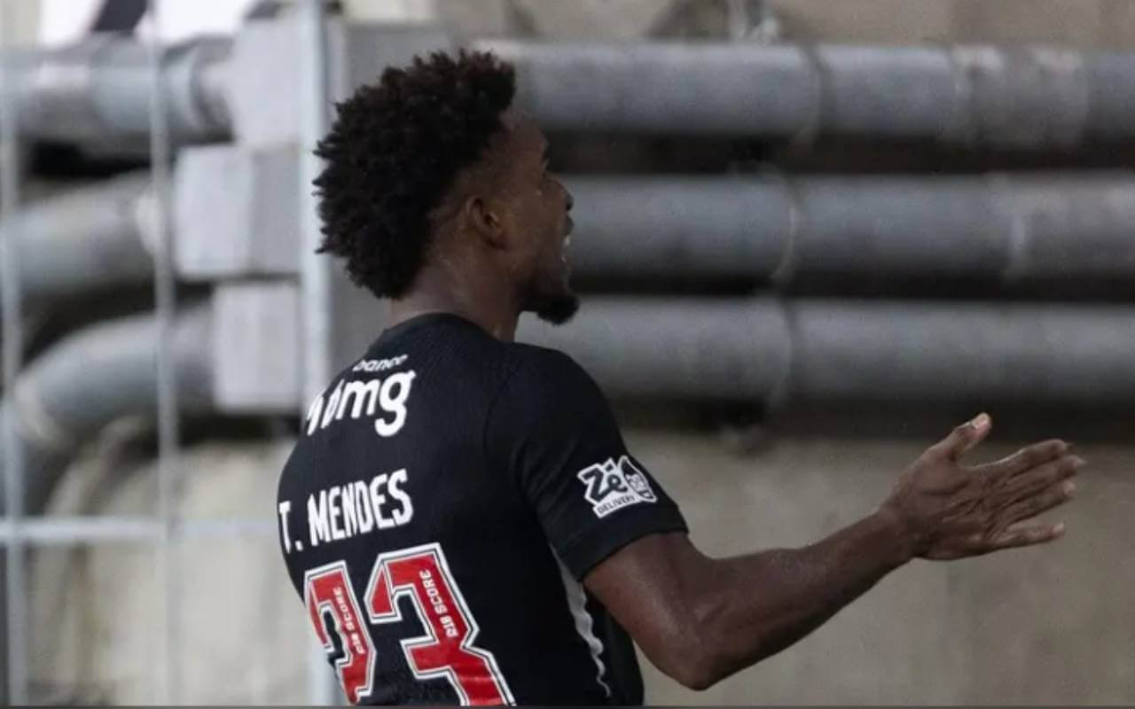 Thiago Mendes comemorando gol contra o Fluminense