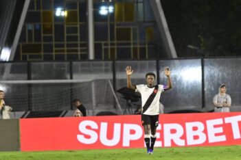 Thiago Mendes comemorando gol contra o Palmeiras