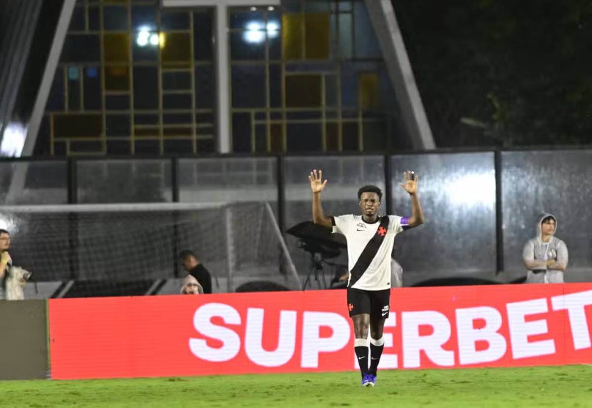 Thiago Mendes comemorando gol contra o Palmeiras