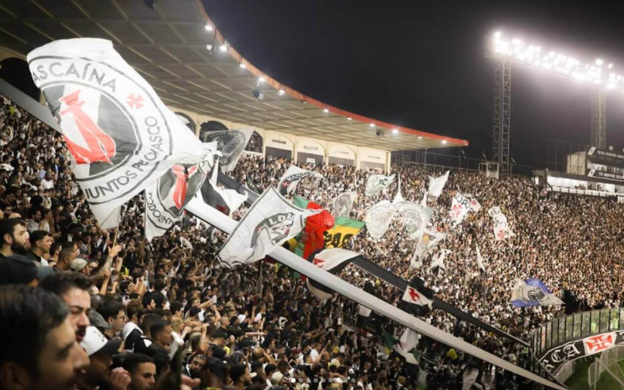 Torcida do Vasco em jogo contra o Palmeiras na Colina