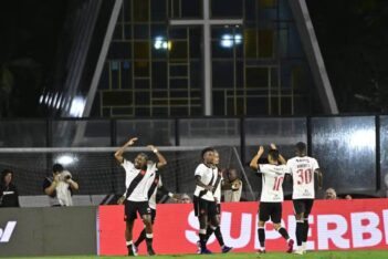 Jogadores do Vasco comemorando gol contra o Palmeiras