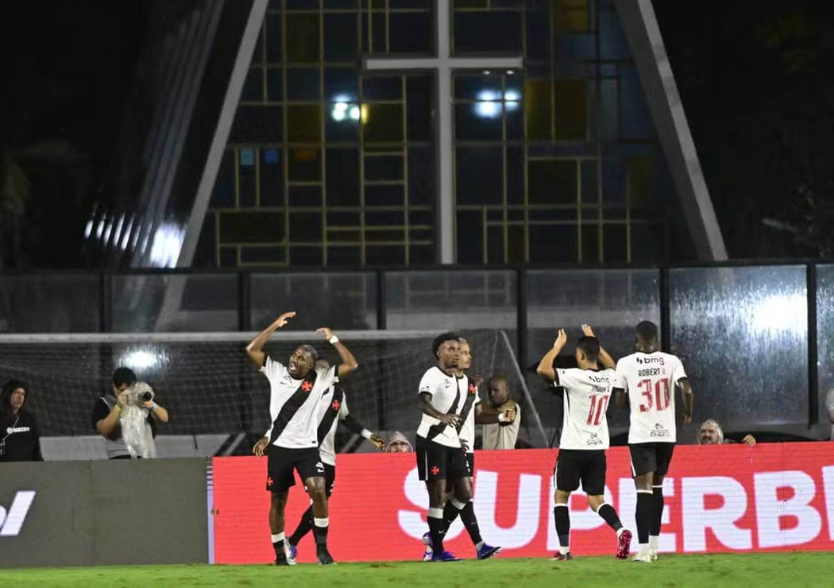 Jogadores do Vasco comemorando gol contra o Palmeiras