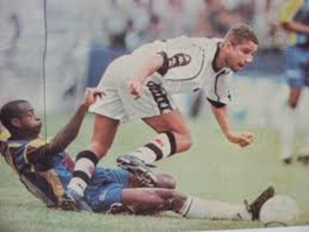Chiquinho com a camisa do Vasco em 2004, temporada em que o lateral cearense defendeu o cruzmaltino em 24 partidas oficiais