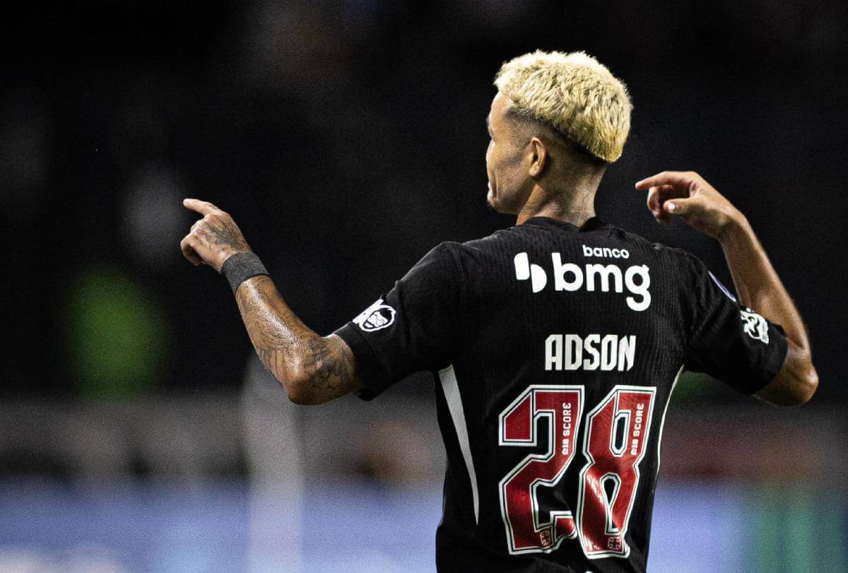 Adson comemorando gol contra o Olimpia
