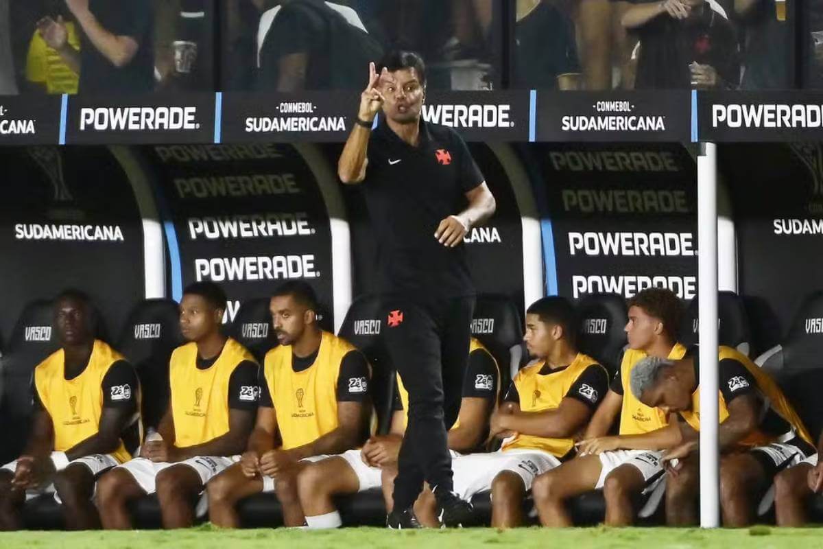 Alexandre Mendes em jogo do Vasco contra o Olimpia