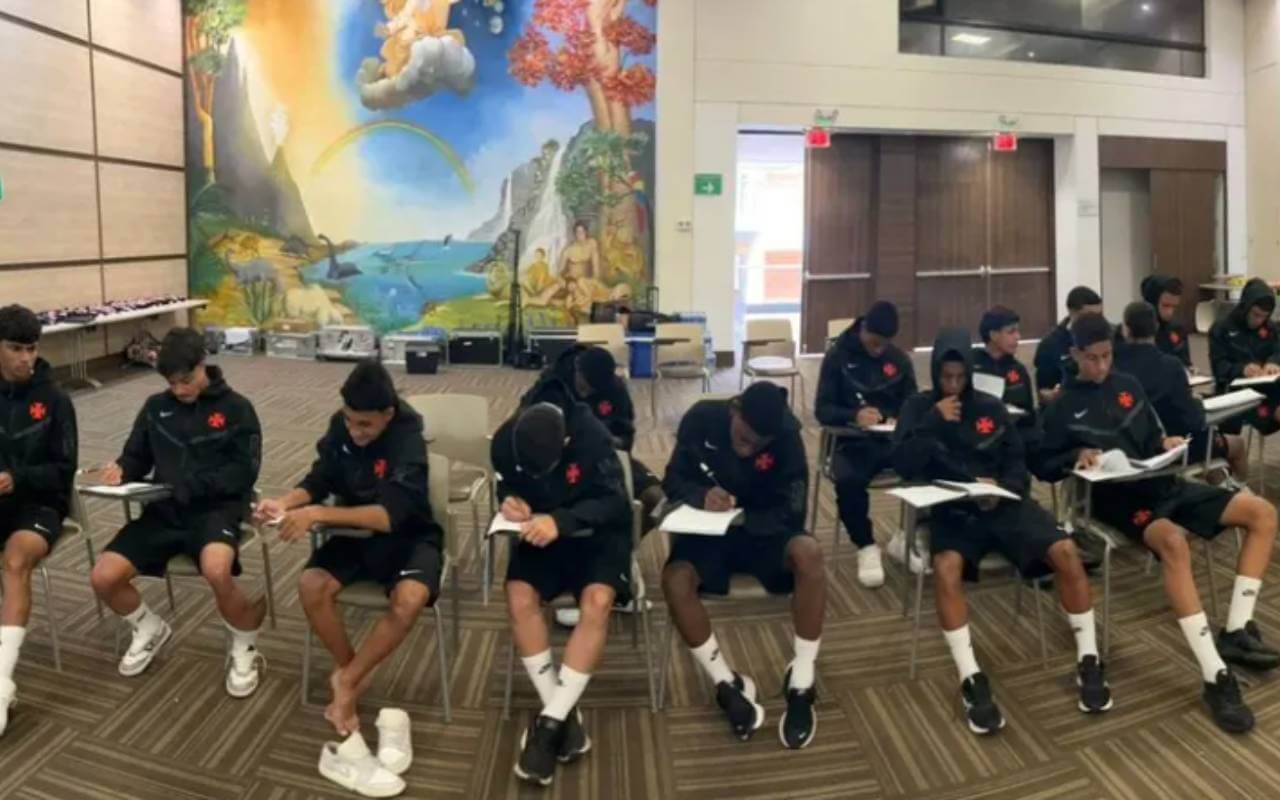 Jogadores Sub-15 do Vasco em momento escolar na Colômbia