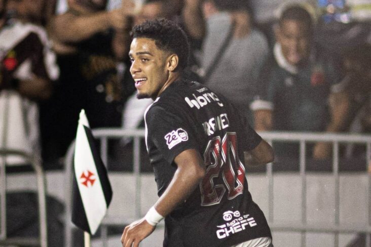 Brenner comemorando gol contra o Audax Italiano