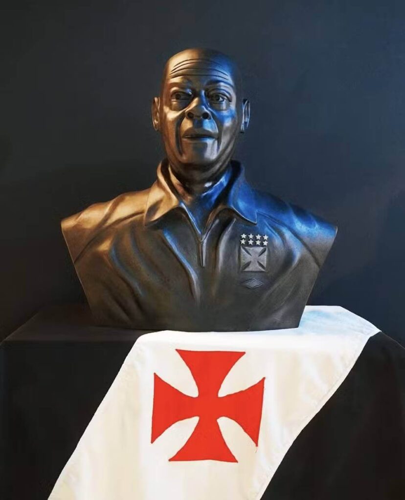 Busto de Pai Santana em museu do Vasco