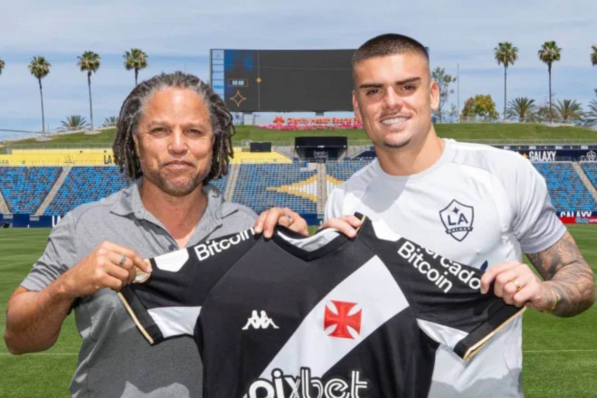 Cobi Jones e Gabriel Pec com a camisa do Vasco