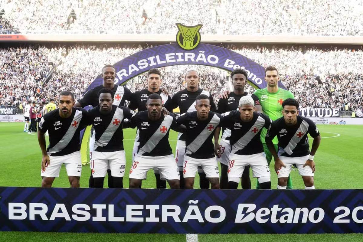 Jogadores do Vasco em jogo contra o Corinthians