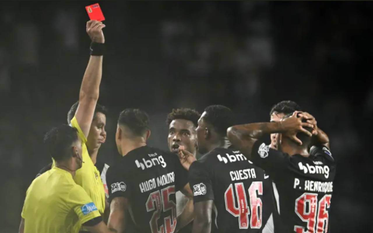 Árbitro expulsa Cuesta em Vasco x Audax Italiano