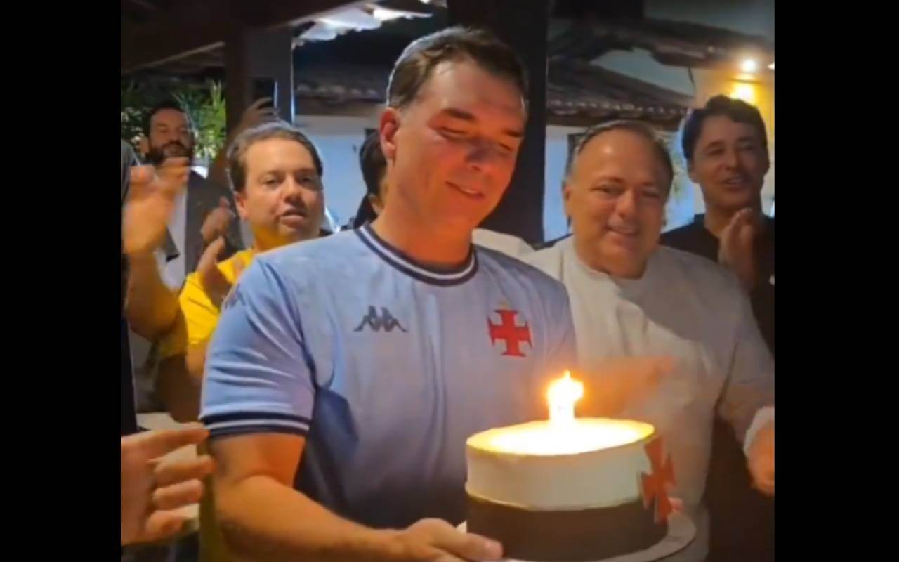 Flávio Bolsonaro puxou o 'Casaca' em seu aniversário