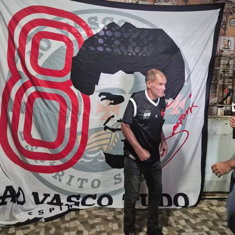 Geovani Silva é homenageado por vascaínos