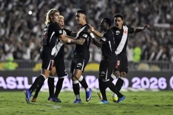 Jogadores do Vasco comemorando gol contra o São Paulo