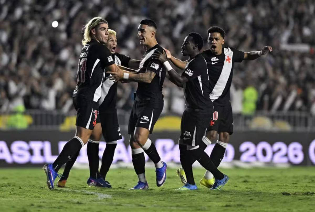 Jogadores do Vasco comemorando gol contra o São Paulo