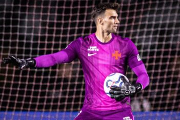 Léo Jardim com novo uniforme do Vasco