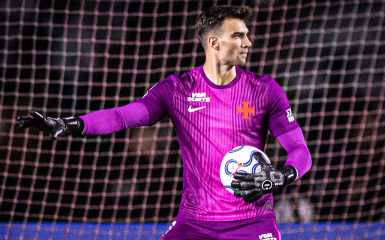 Léo Jardim com novo uniforme do Vasco