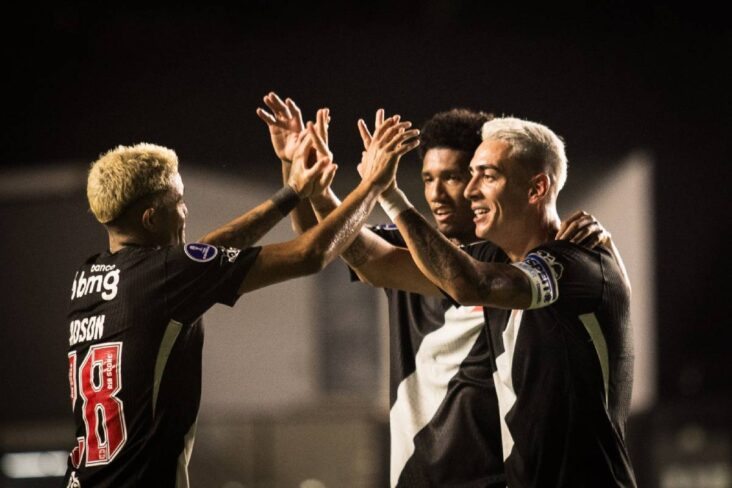 Puma, Adson e Ramon Rique comemorando gol contra o Olimpia