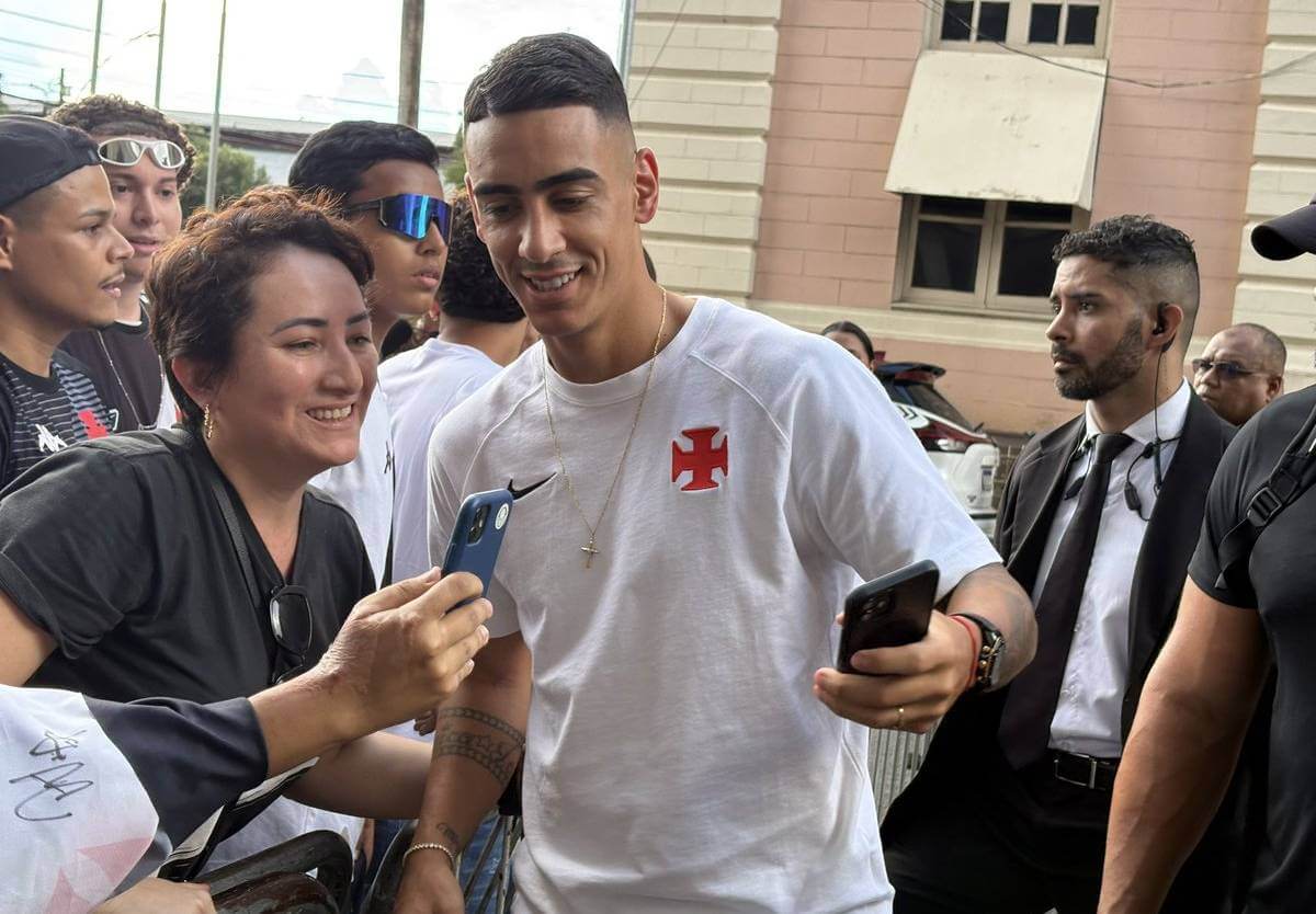 Puma atende a torcida na chegada a Belém