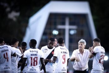 Renato orientando o time em Vasco x Botafogo
