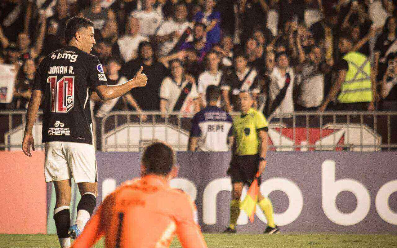 Rojas em Vasco x Olimpia em São Januário