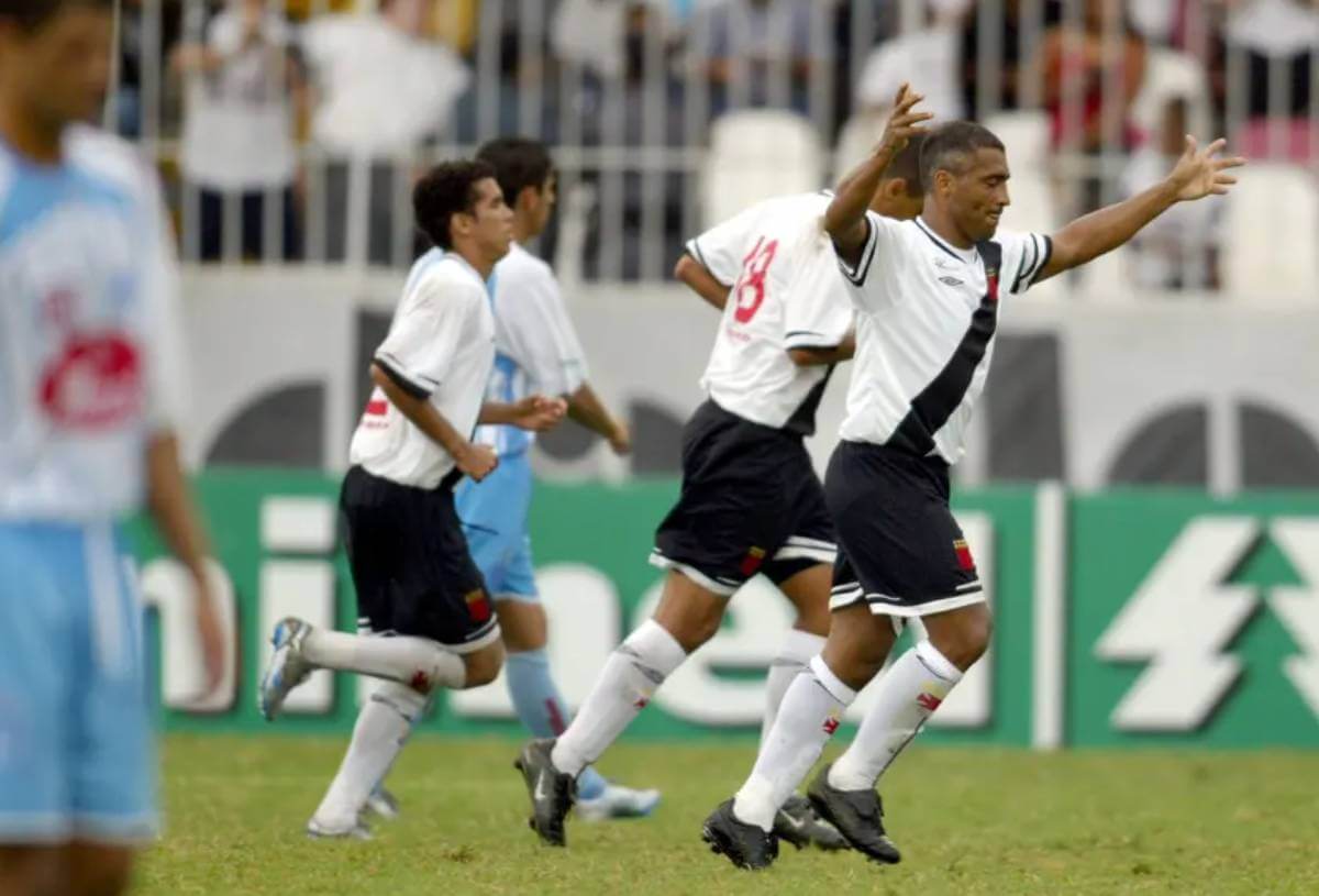 Romário comemora gol contra o Paysandu em 2005
