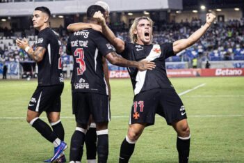 Spinelli e jogadores comemorando gol