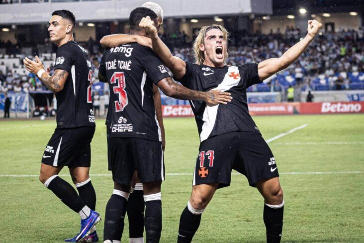 Spinelli e jogadores comemorando gol