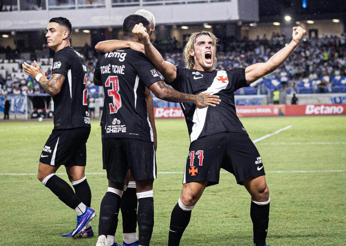 Spinelli e jogadores comemorando gol