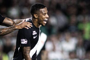 Tchê Tchê comemorando gol contra o Coritiba