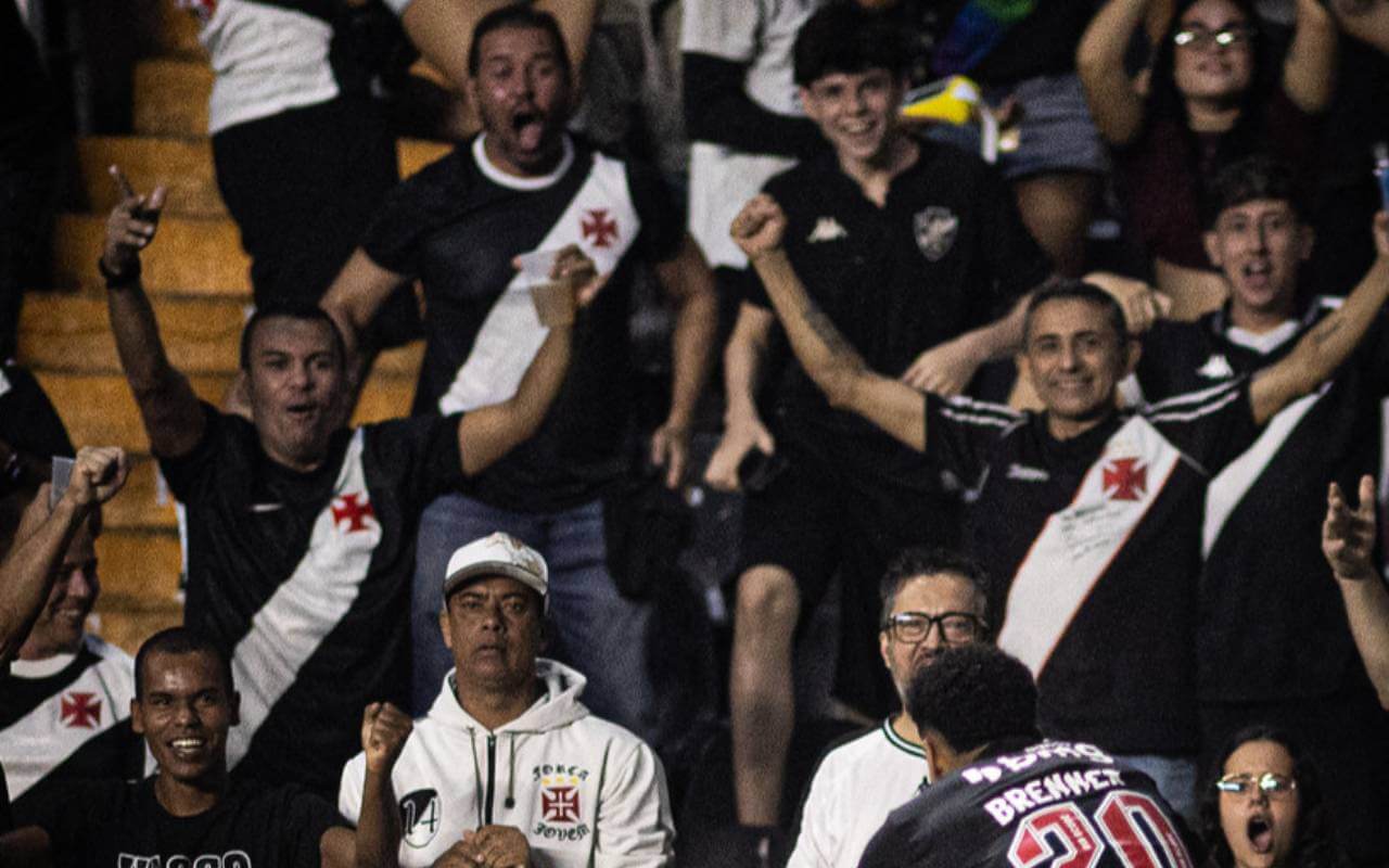 Torcida do Vasco em jogo contra o Audax Italiano