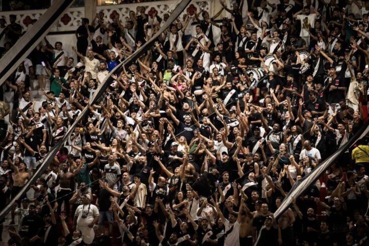 Torcida do Vasco em jogo contra o Olimpia em São Januário