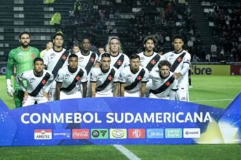 Jogadores do Vasco em jogo contra o Barracas Central