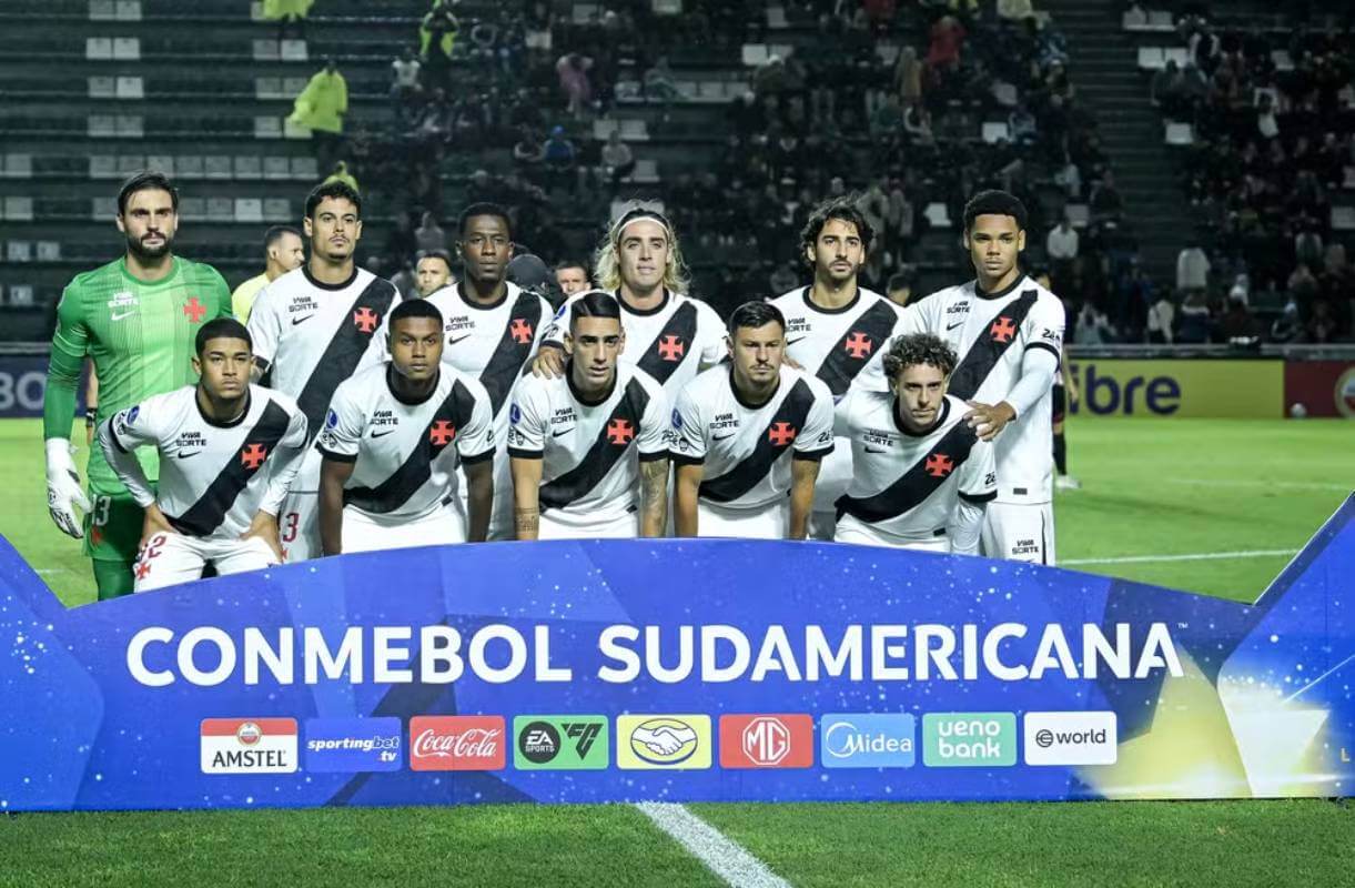 Jogadores do Vasco em jogo contra o Barracas Central