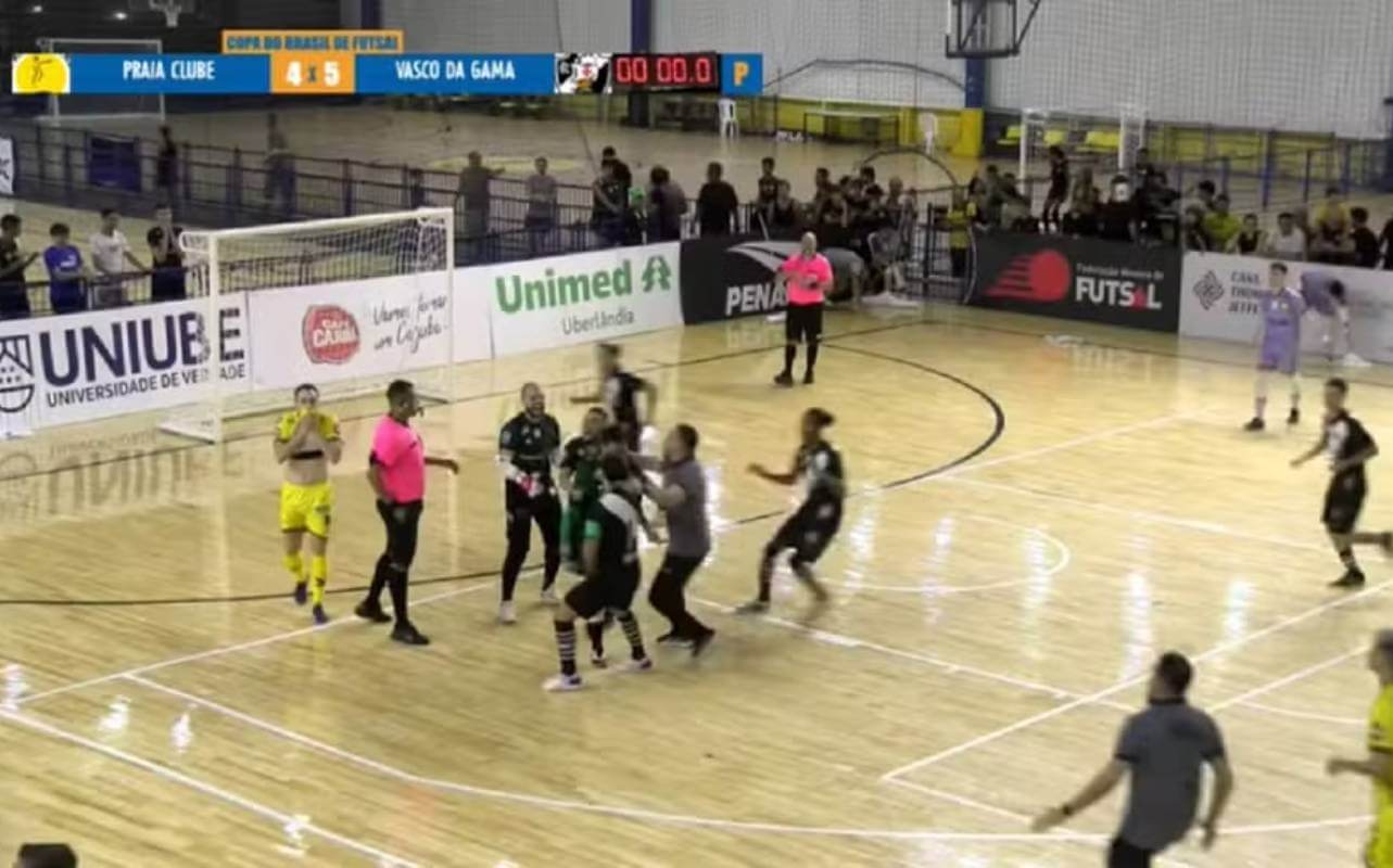 Vasco x Praia Clube pela Copa do Brasil de Futsal