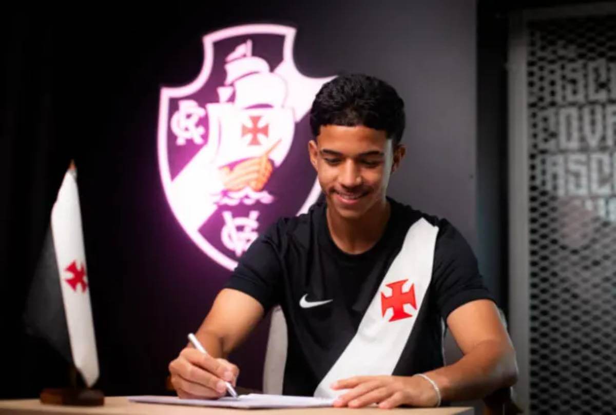 Andrey Fernandes assinando contrato com o Vasco