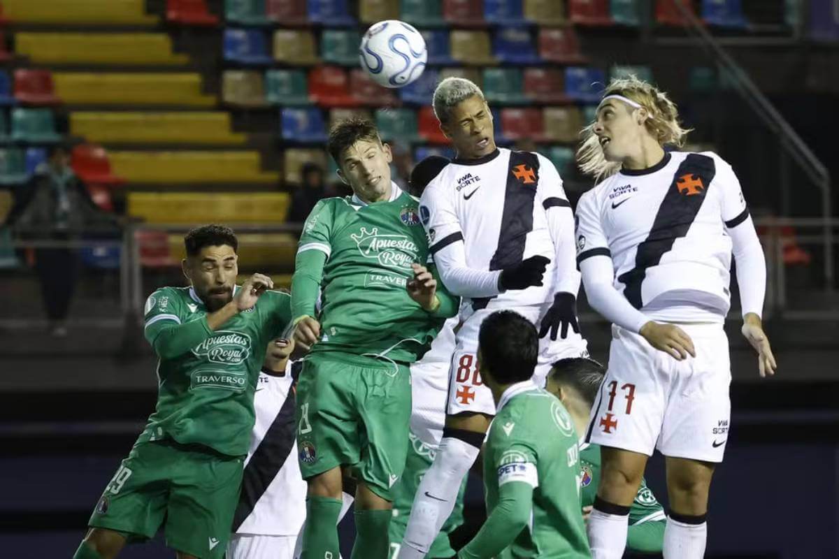 Barros e Spinelli em Audax Italiano x Vasco