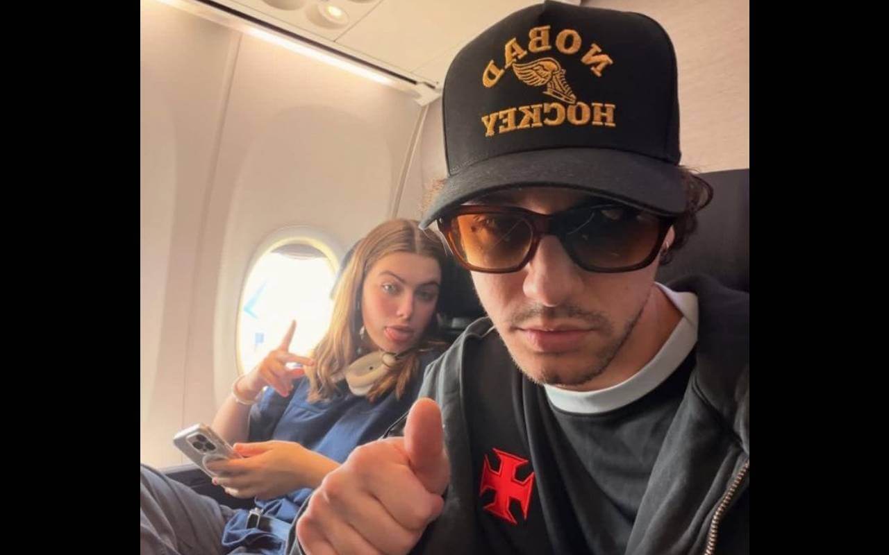 Ator Belmont Cameli usando camisa do Vasco