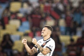 Hugo Moura comemorando gol contra o Flamengo