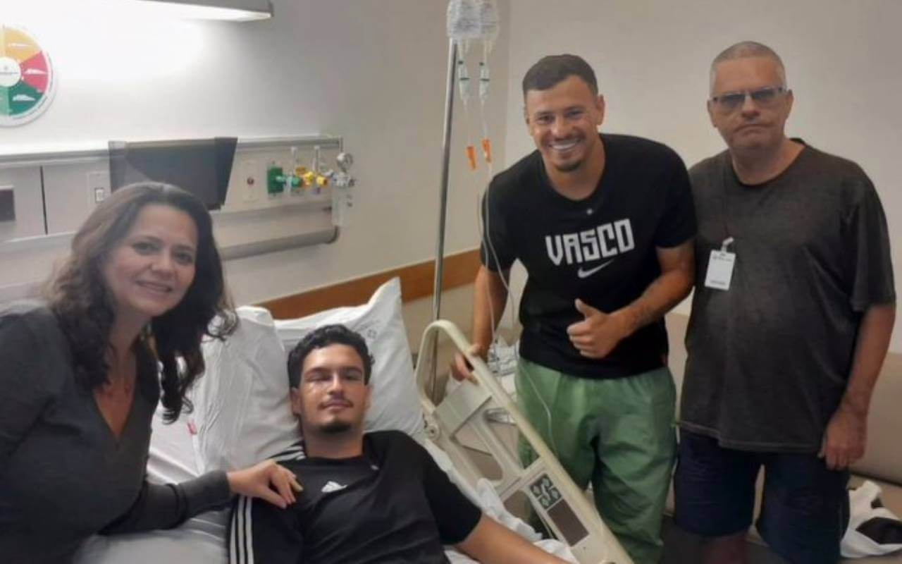 Hugo Moura visita Arthur, torcedor do Vasco