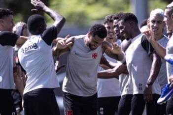Jair reina com o elenco do Vasco