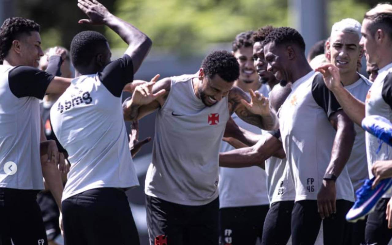 Jair reina com o elenco do Vasco