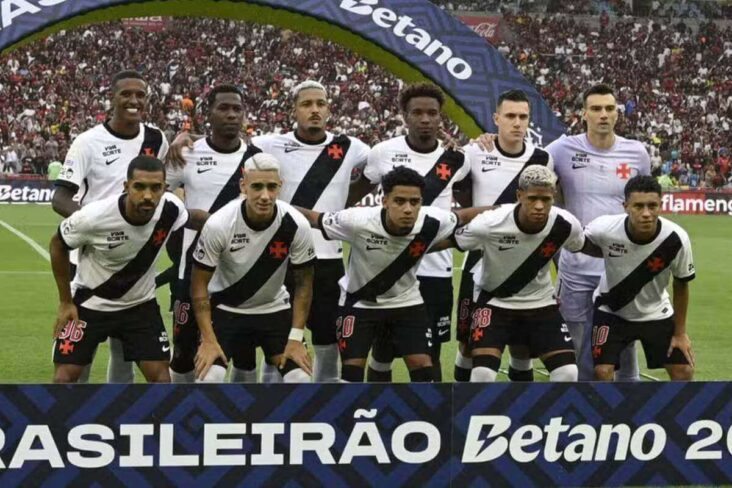 Jogadores do Vasco antes do jogo contra o Flamengo