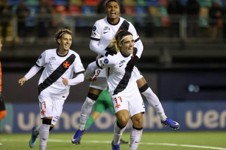 Jogadores do Vasco comemoram gol contra o Audax Italiano