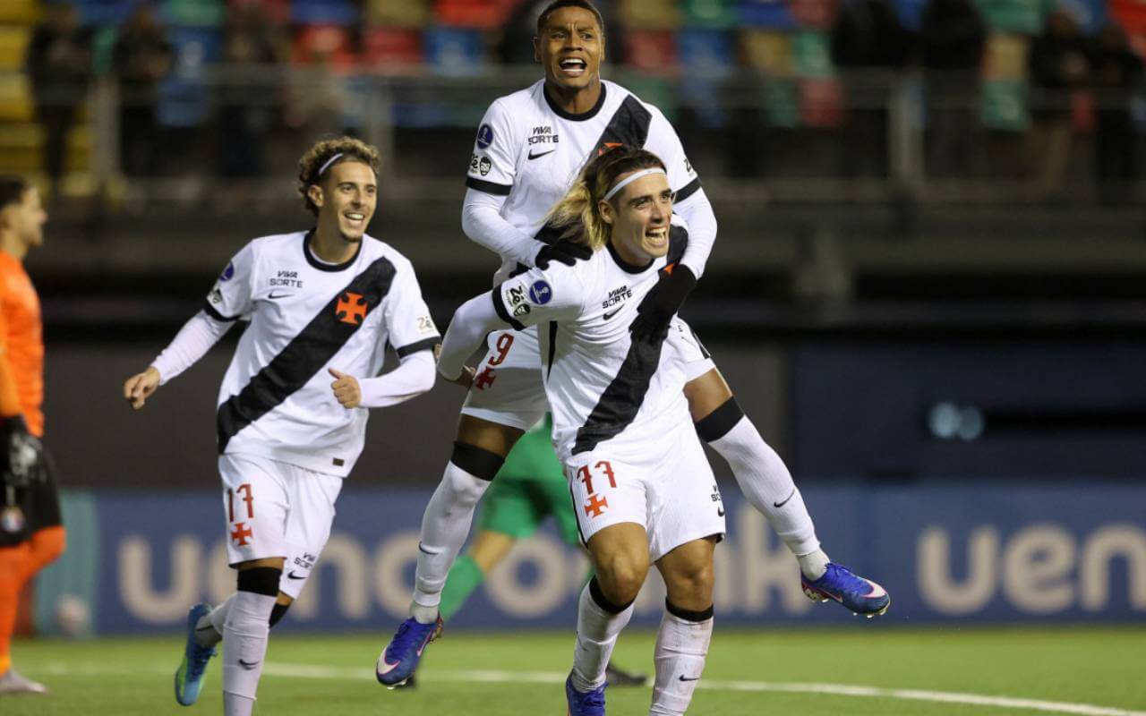 Jogadores do Vasco comemoram gol contra o Audax Italiano