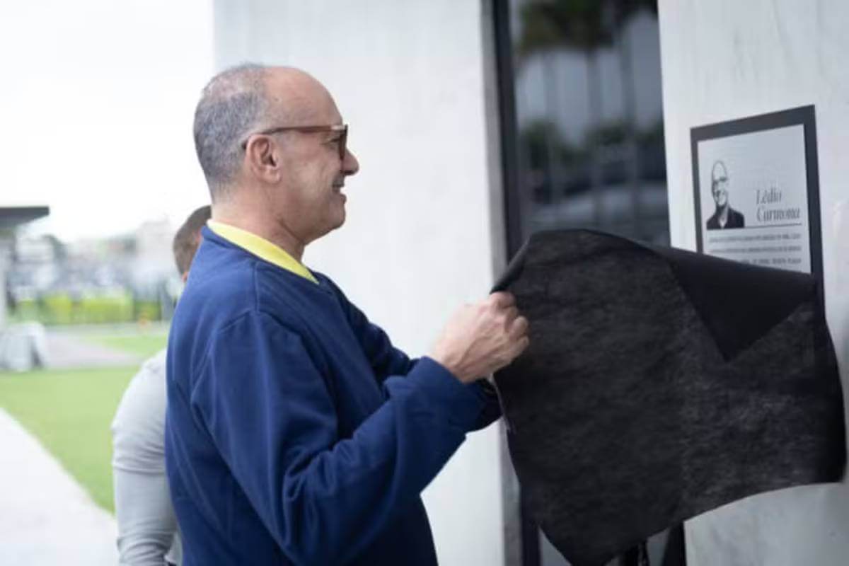 Ledio Carmona recebe homenagem do Vasco