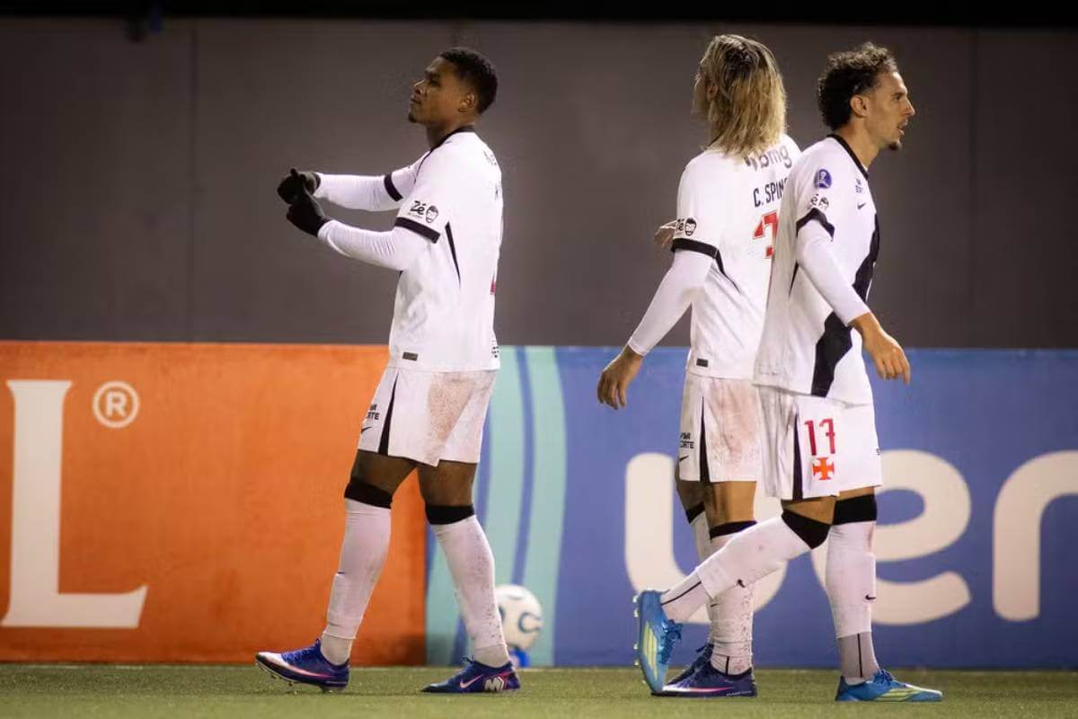 Matheus França comemorando gol pelo Vasco