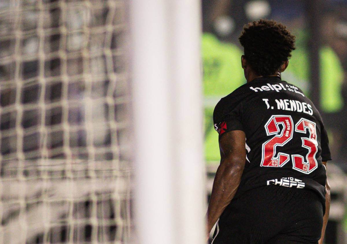 Thiago Mendes comemora gol contra o Athletico-PR