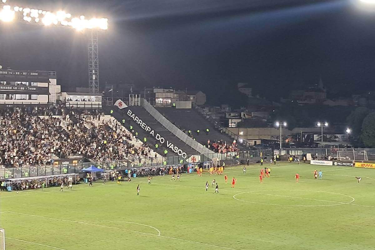 Torcida do Vasco vaia o time em São Januário